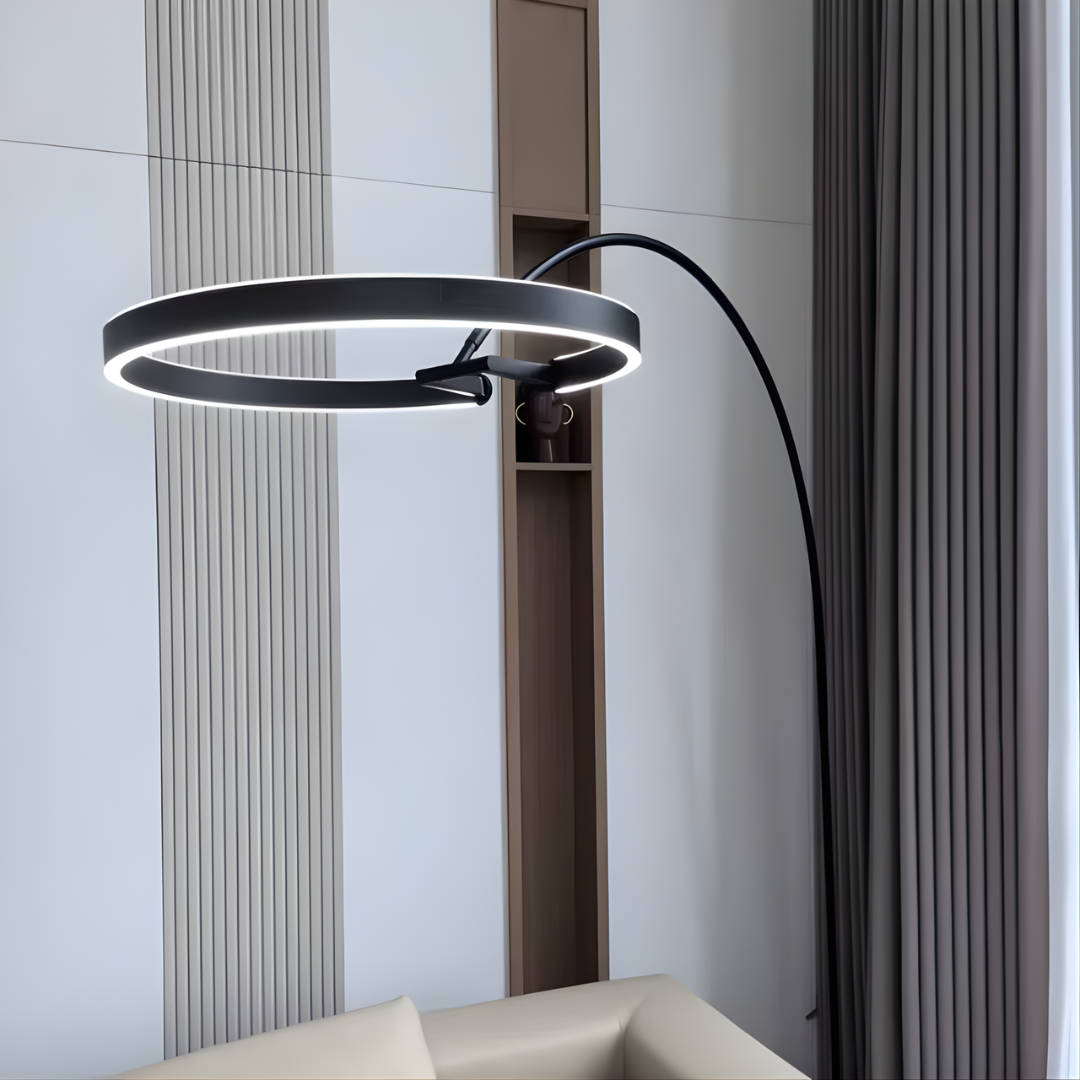 Lámpara de pie arco Ruedana – aro LED negro encendido