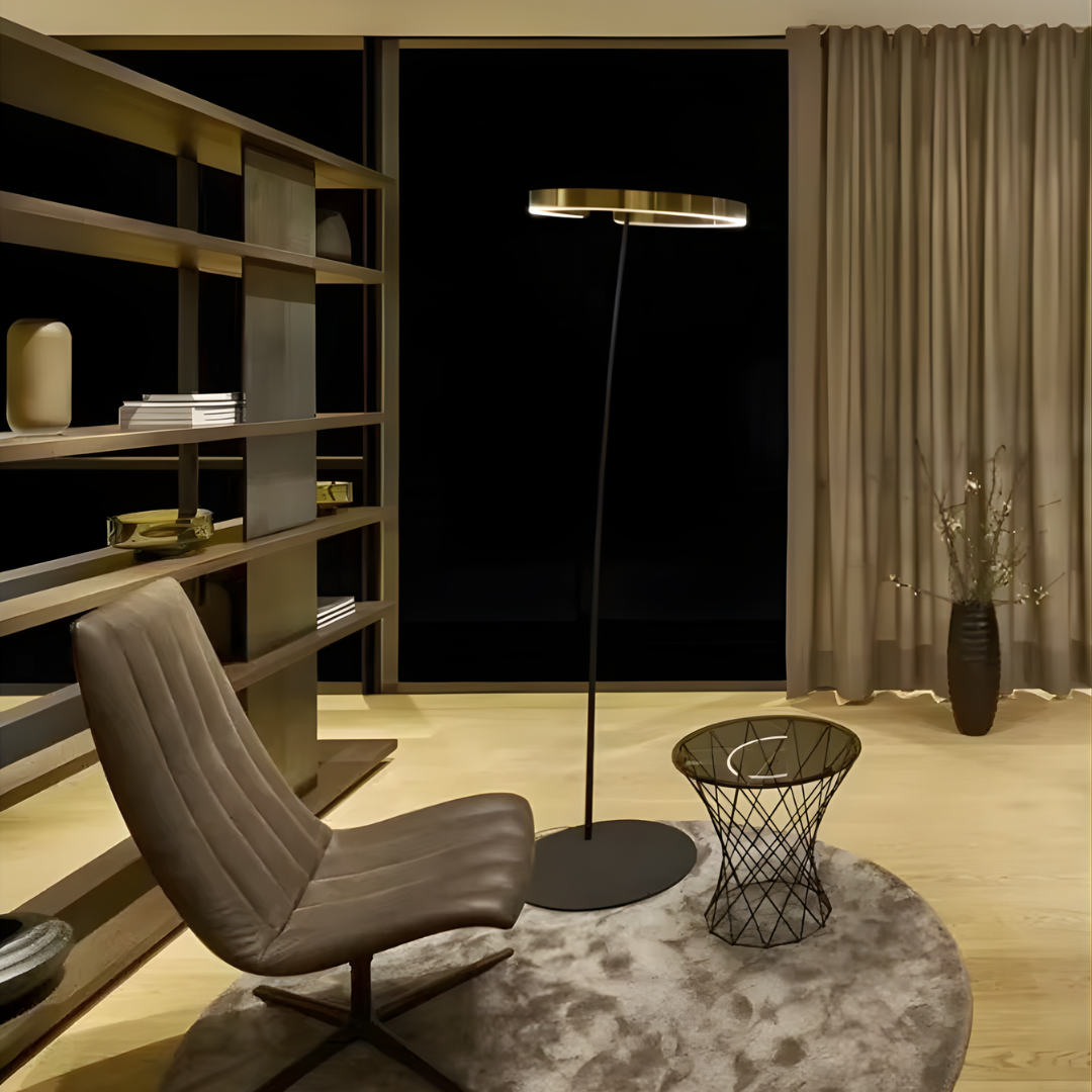 Lámpara de pie arco Ruedana en un salón moderno – imagen 5