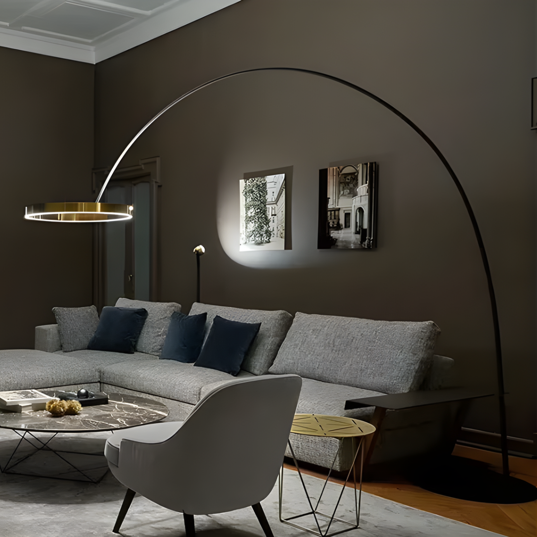Lámpara de pie arco Ruedana en un salón moderno – imagen 9
