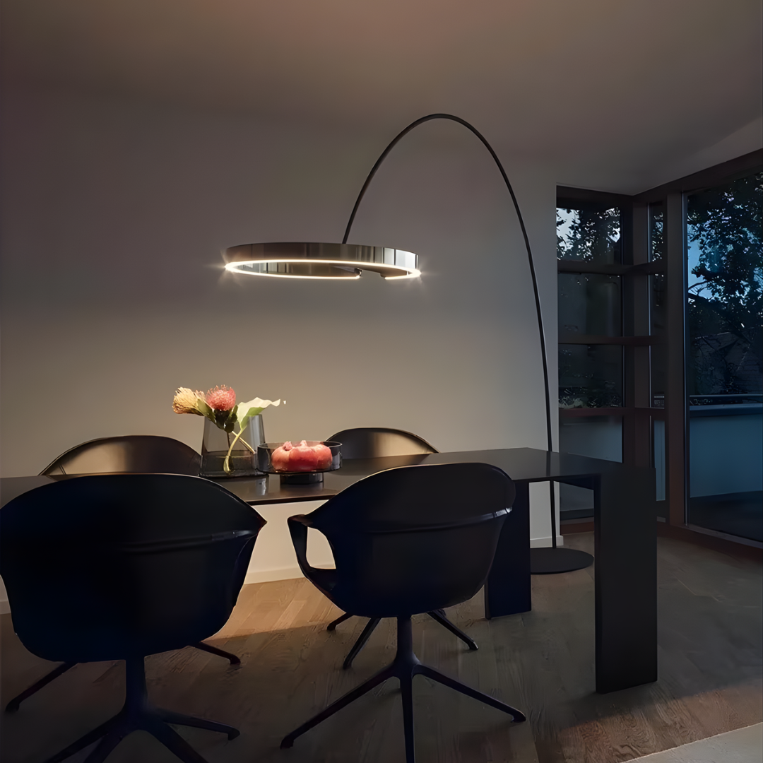 Lámpara de pie arco Ruedana en un salón moderno – imagen 11