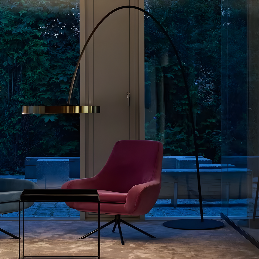 Lámpara de pie arco Ruedana en un salón moderno – imagen 13