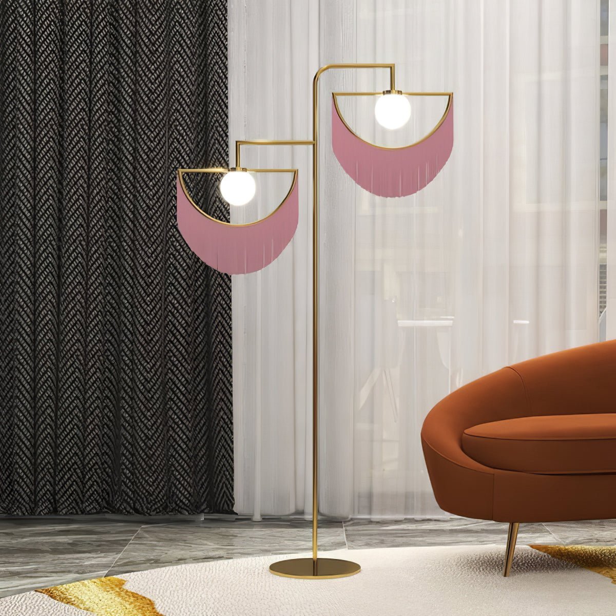 Lámpara de pie con flecos Ruflea en un salón con estilo retro – imagen 11