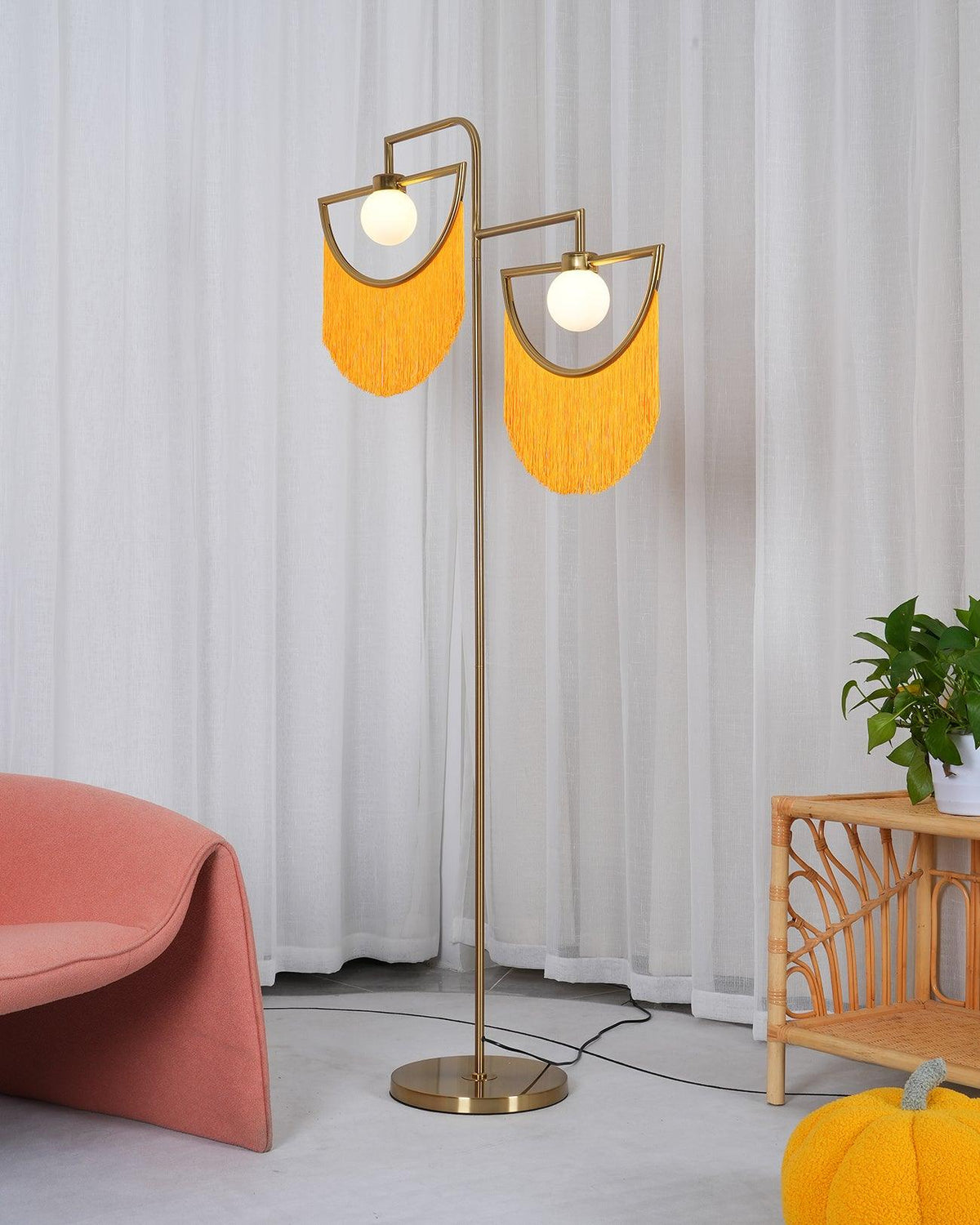 Lámpara de pie con flecos Ruflea en un salón con estilo retro – imagen 13