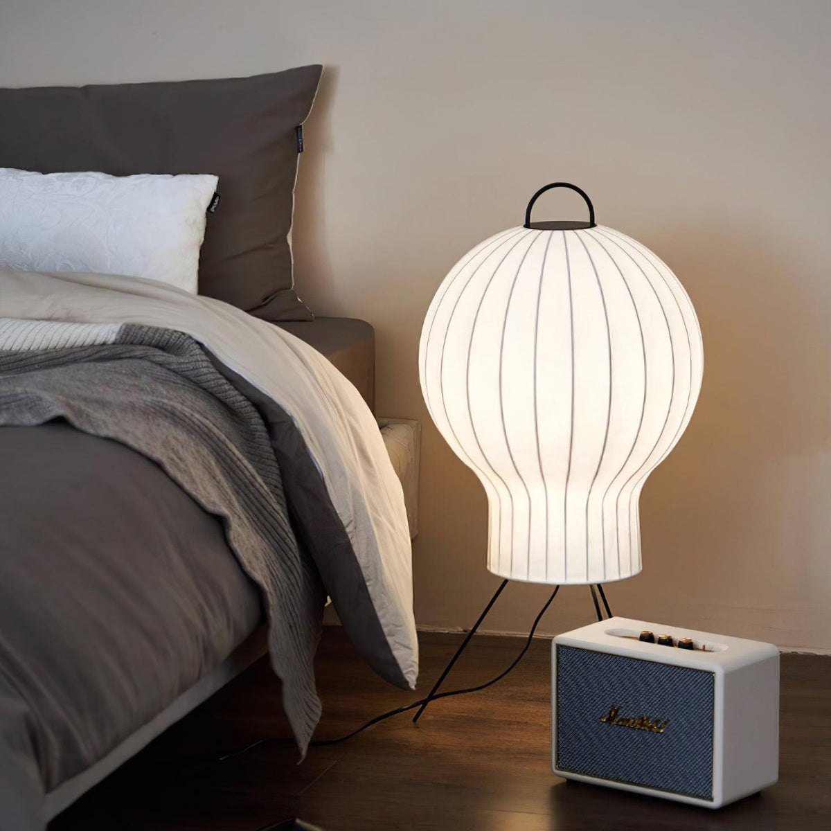 Lámpara de pie farol de seda Rumela en un salón acogedor – imagen 4