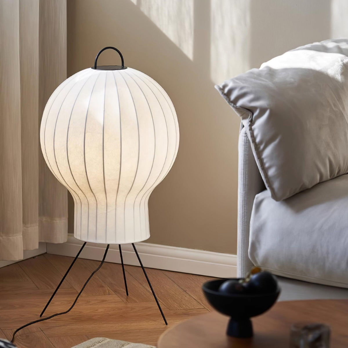 Lámpara de pie farol de seda Rumela en un salón acogedor – imagen 5