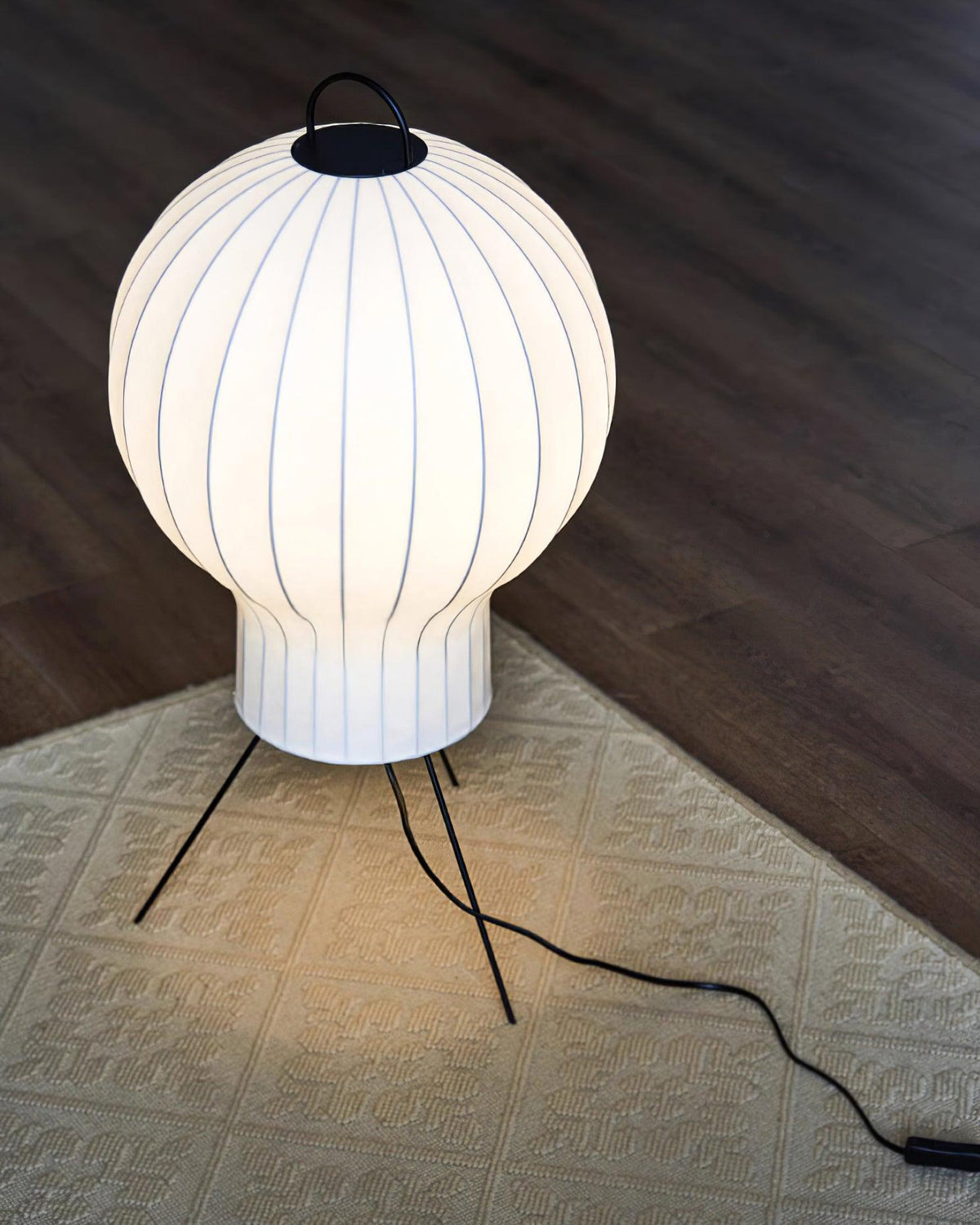 Lámpara de pie farol de seda Rumela en un salón acogedor – imagen 7
