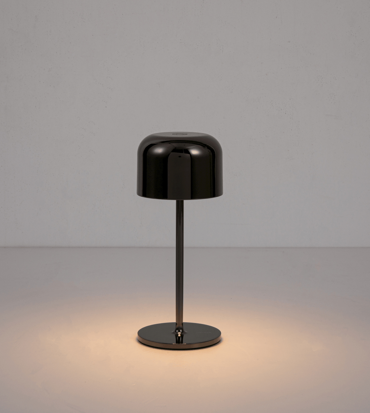 Lámpara de mesa recargable Rupela en un salón luminoso – imagen 15