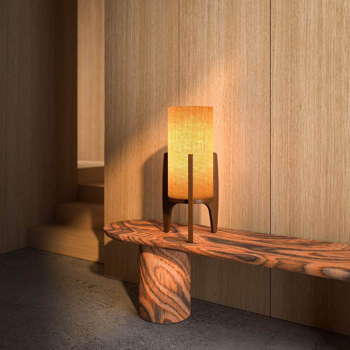 Lámpara de mesa de lino y madera Velasca en un salón cálido de madera – imagen 12