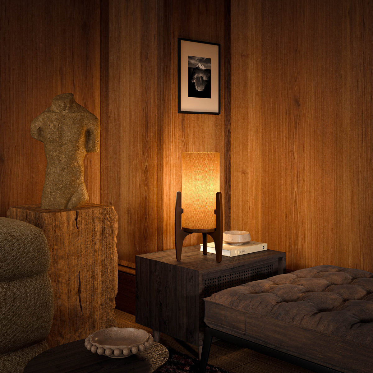 Lámpara de mesa de lino y madera Velasca en un salón cálido de madera – imagen 10