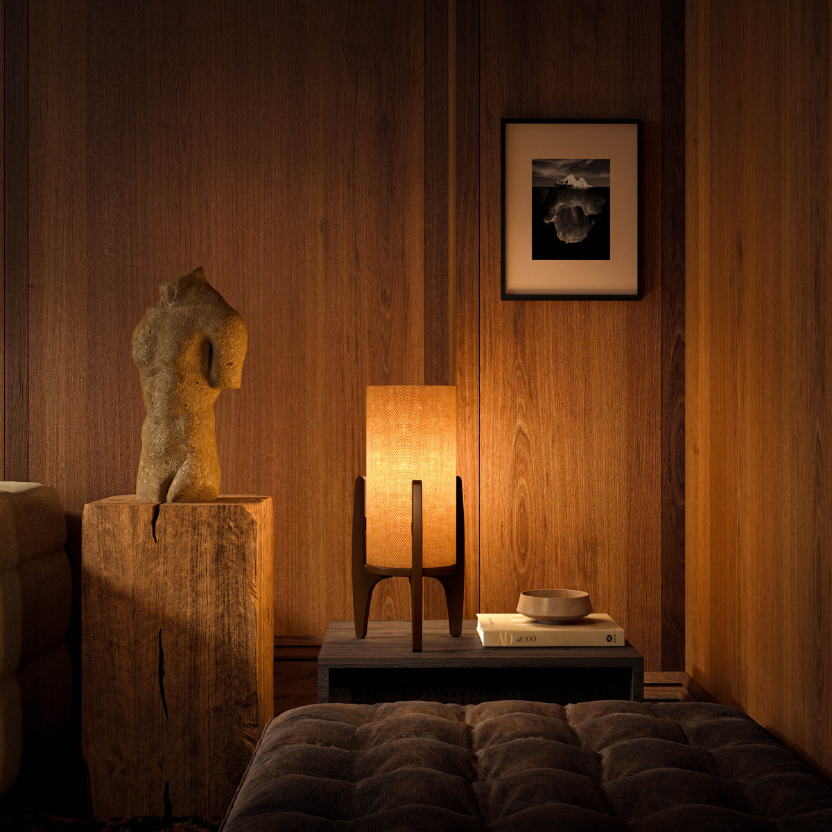 Lámpara de mesa de lino y madera Velasca en un salón cálido de madera – imagen 14