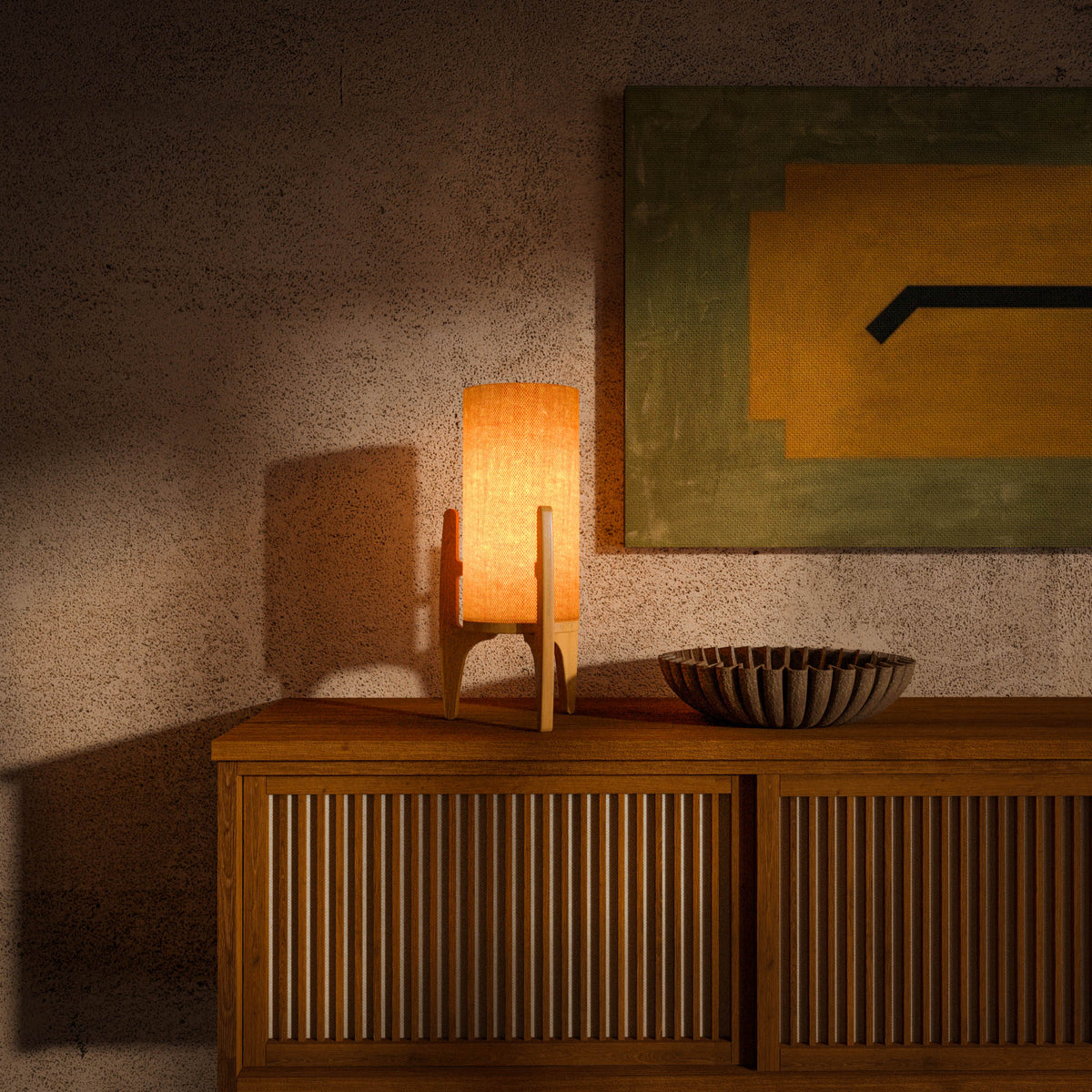 Lámpara de mesa de lino y madera Velasca en un salón cálido de madera – imagen 7