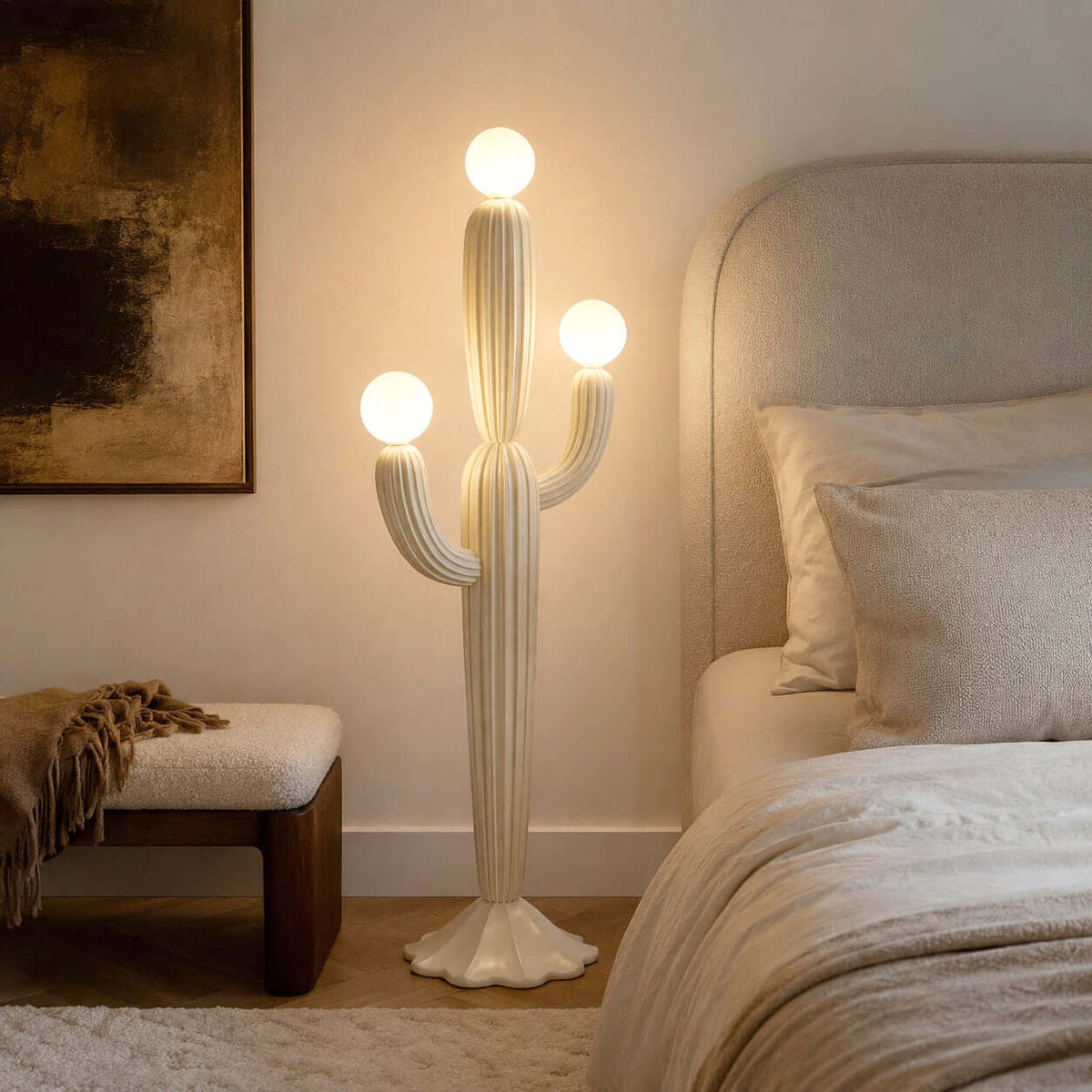 Lámpara de pie cactus Saguara – beige en un dormitorio
