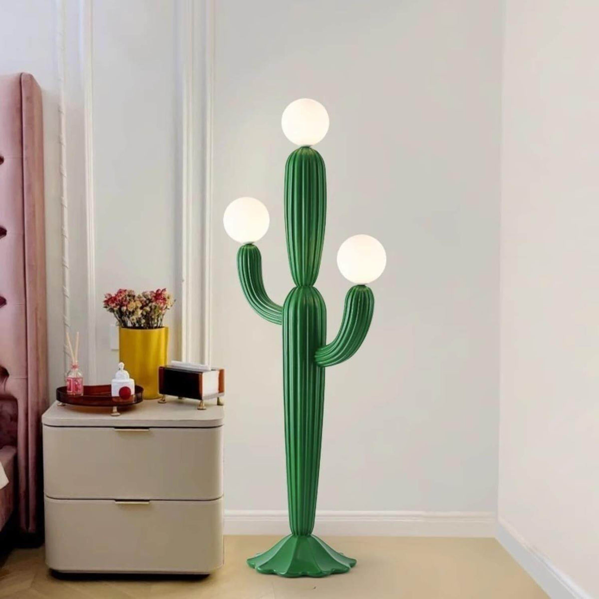 Lámpara de pie cactus Saguara en un salón luminoso – imagen 13