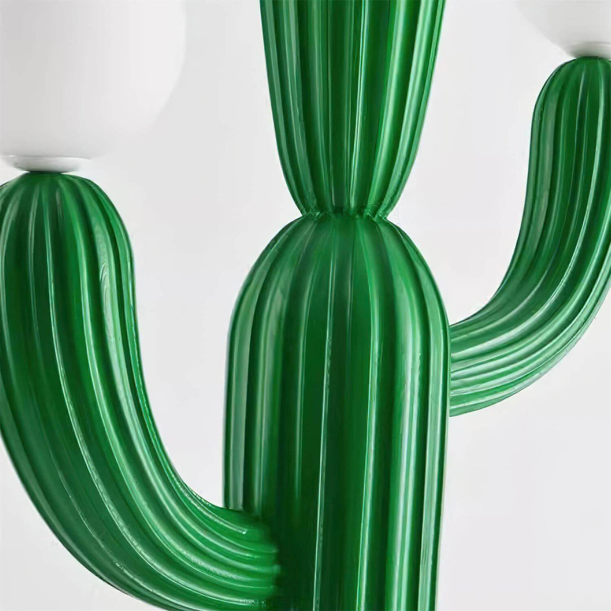 Lámpara de pie cactus Saguara – detalle de la resina acanalada verde