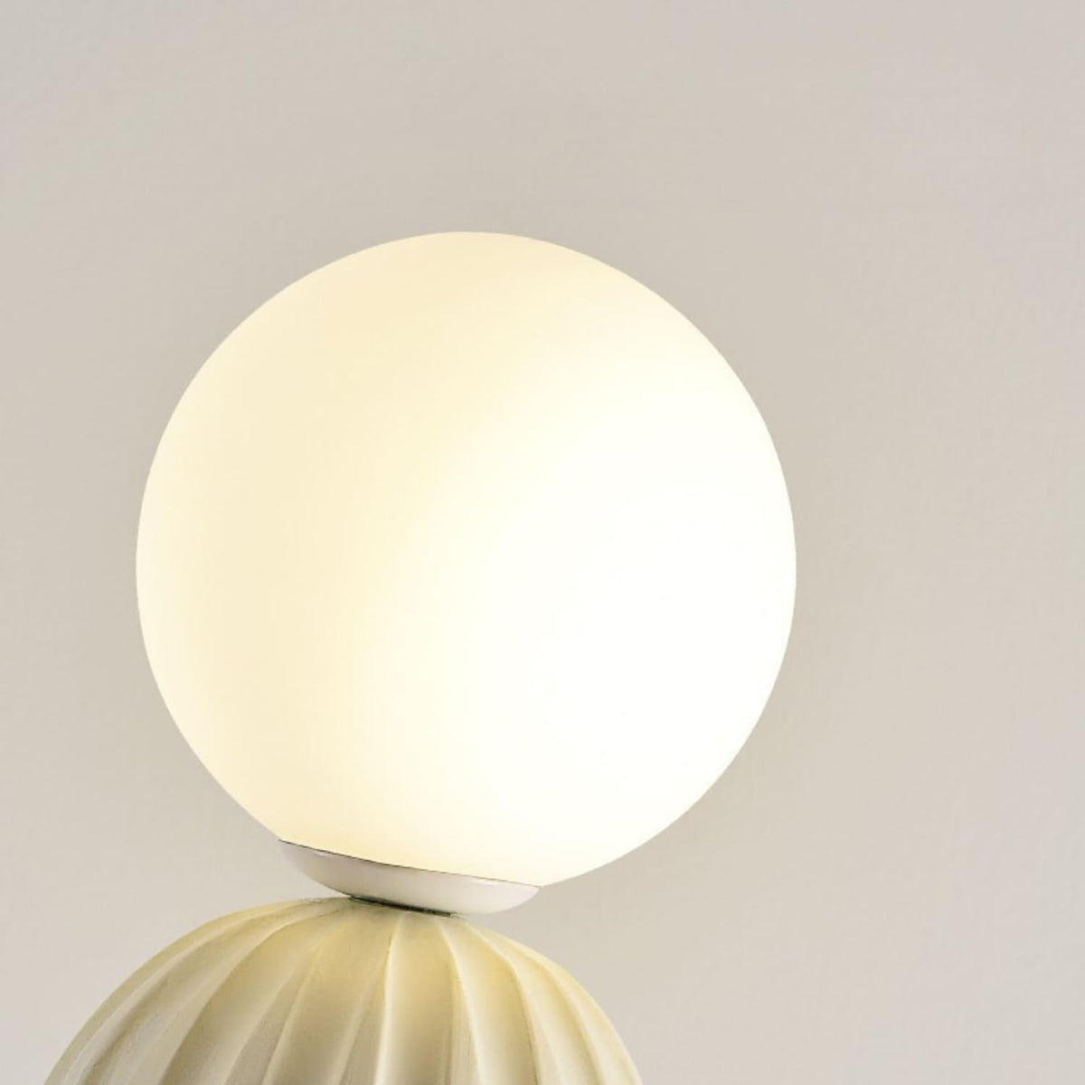 Lámpara de pie cactus Saguara – detalle del globo de cristal opal
