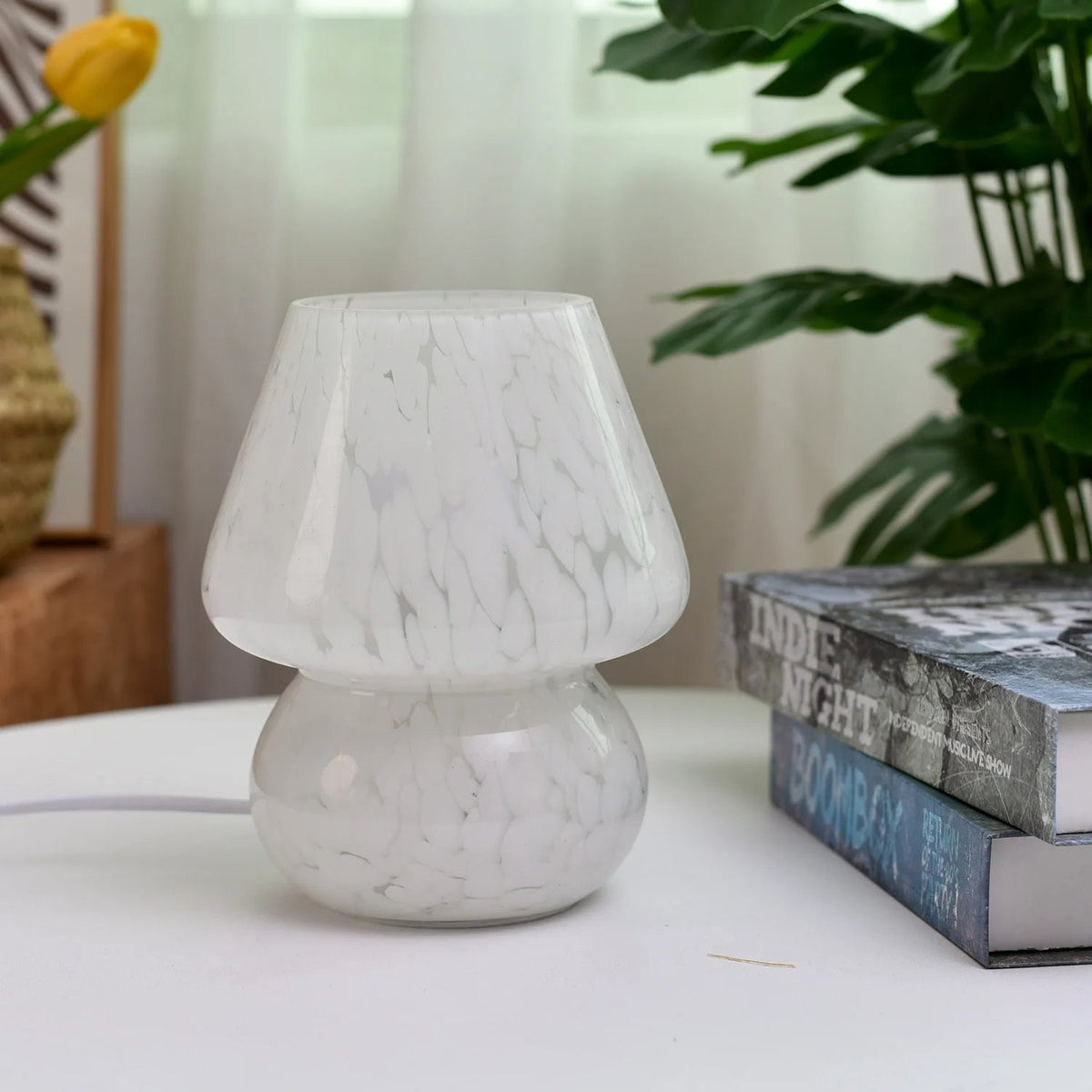 Lámpara de mesa seta de cristal Salpina – cristal blanco junto a unos libros