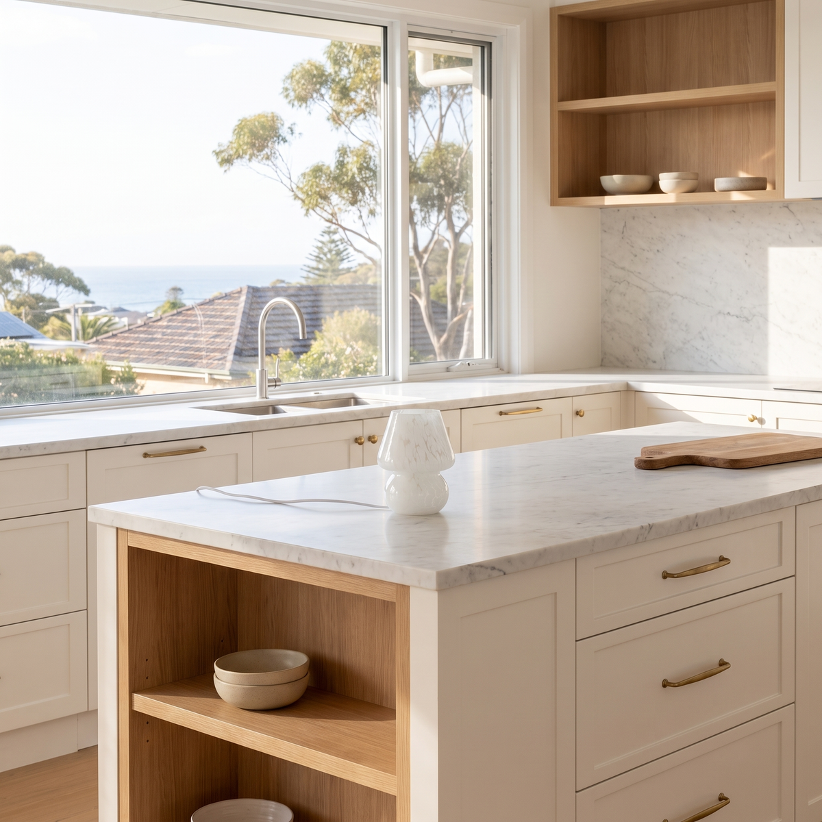 Lámpara de mesa seta de cristal Salpina – blanca sobre la isla de la cocina