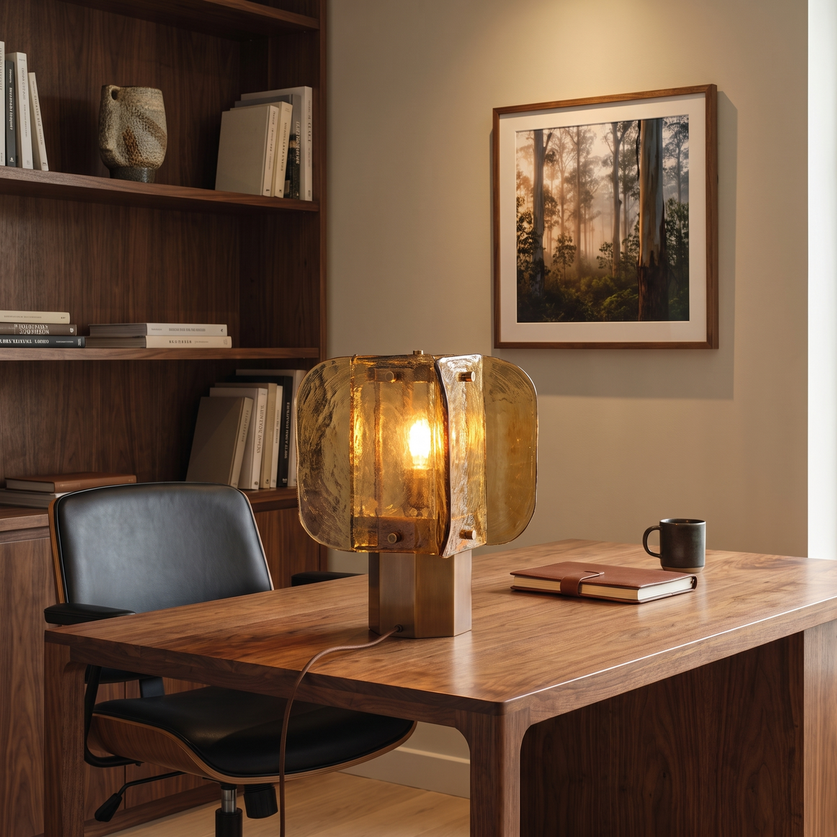 Lámpara de mesa de cristal ámbar Sambara – sobre un escritorio de nogal en un despacho