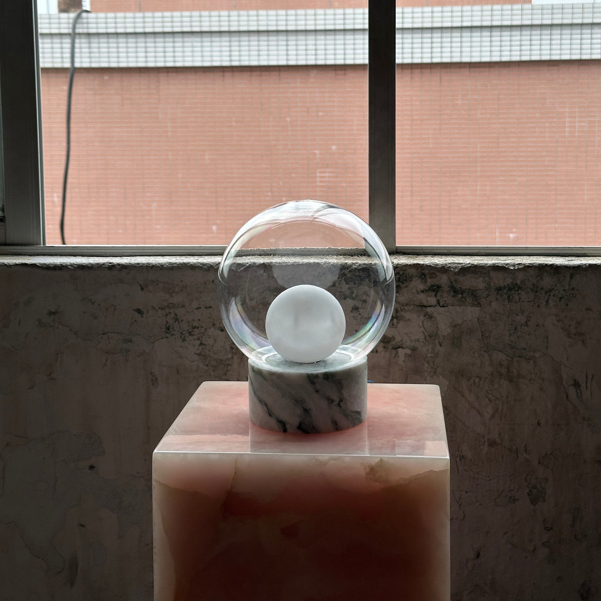 Lámpara de mesa de cristal Saquira – apagada junto a la ventana