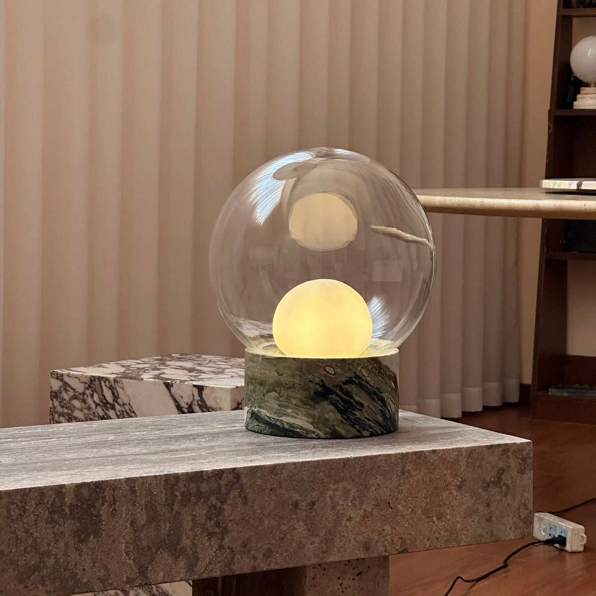 Lámpara de mesa de cristal Saquira – encendida con luz cálida