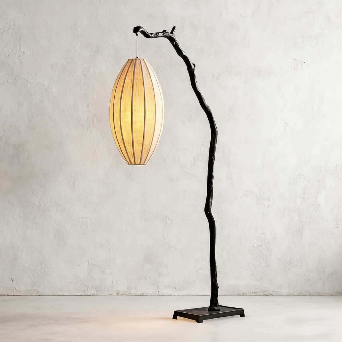Lámpara de pie rama con farol de tela Sarmela en un salón japandi – imagen 6