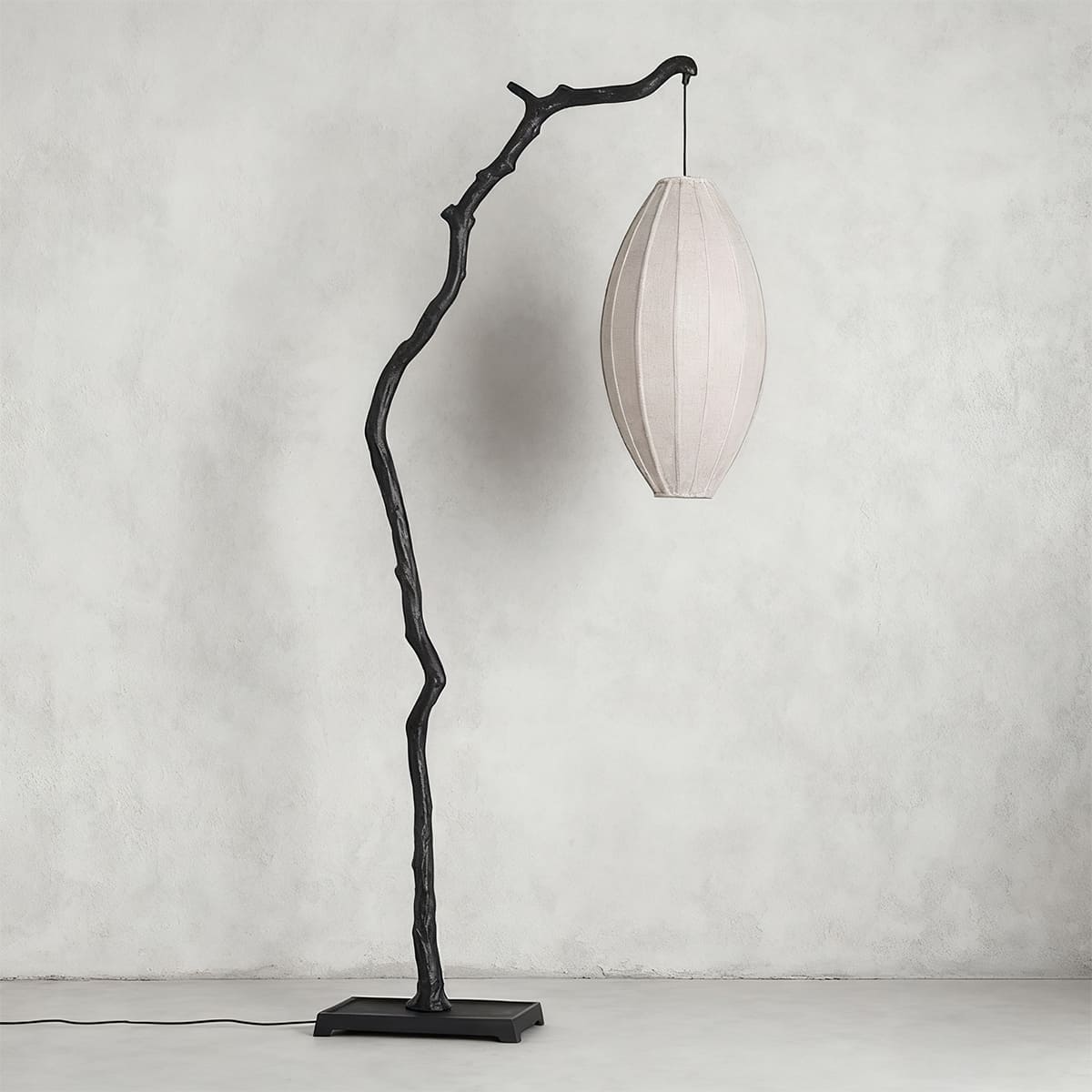 Lámpara de pie rama con farol de tela Sarmela en un salón japandi – imagen 7