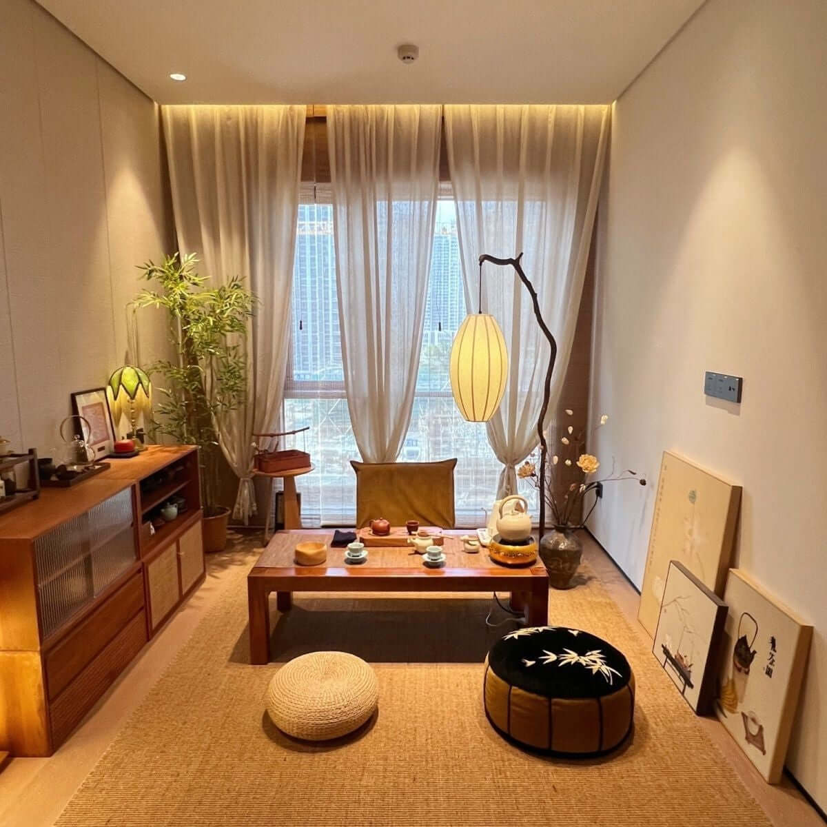 Lámpara de pie rama con farol de tela Sarmela en un salón japandi – imagen 9