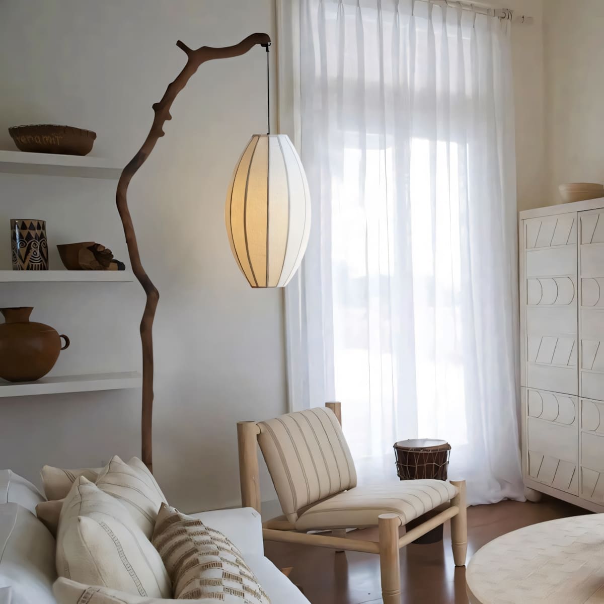 Lámpara de pie rama con farol de tela Sarmela en un salón japandi – imagen 15