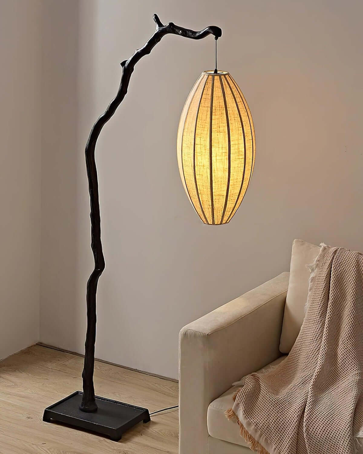 Lámpara de pie rama con farol de tela Sarmela en un salón japandi – imagen 17