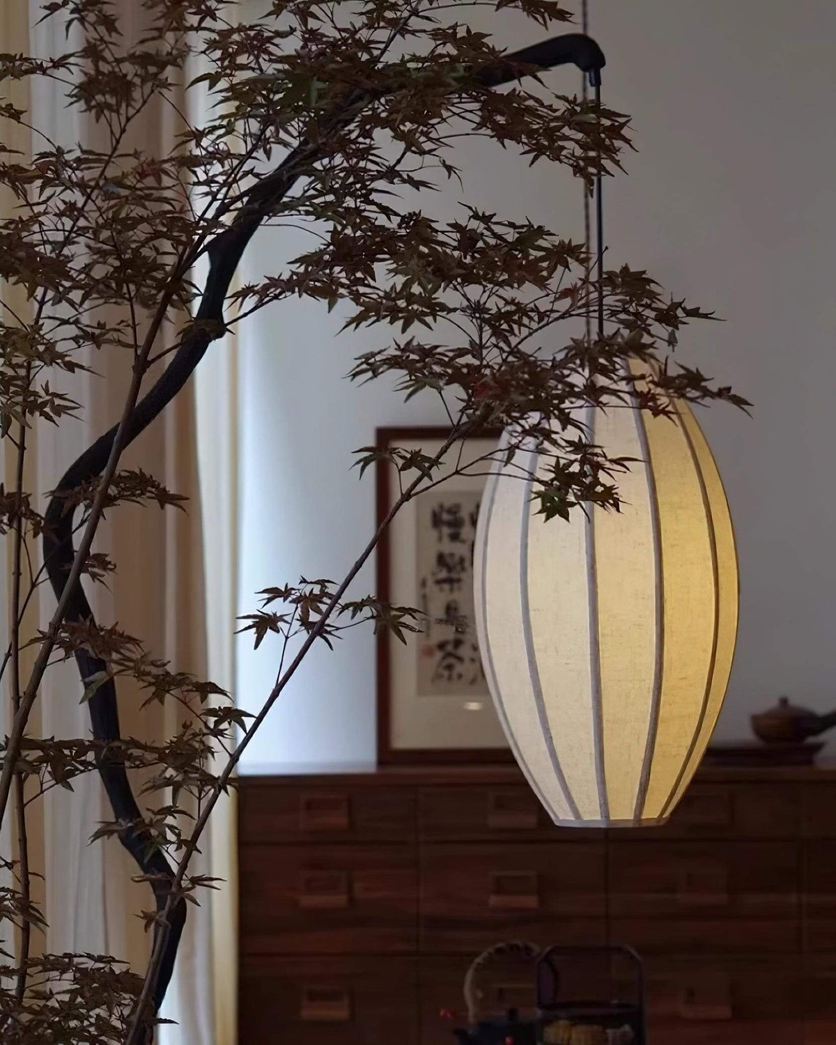 Lámpara de pie rama con farol de tela Sarmela en un salón japandi – imagen 21