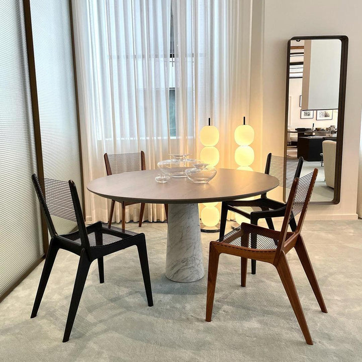 Lámpara de pie de esferas de vidrio opal Sartina – en un comedor luminoso