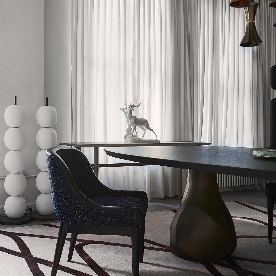 Lámpara de pie de esferas de vidrio opal Sartina – dos lámparas junto a una mesa de comedor