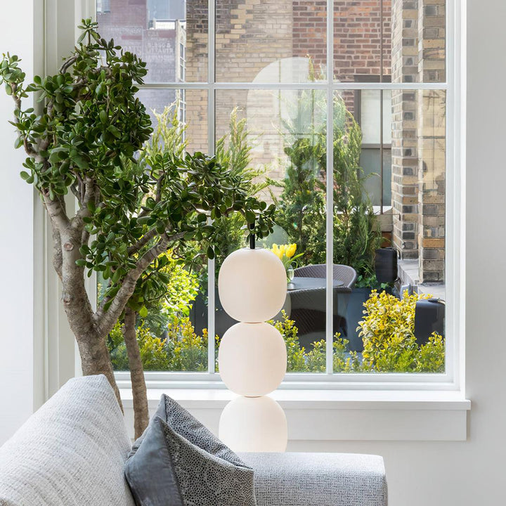 Lámpara de pie de esferas de vidrio opal Sartina – junto a la ventana