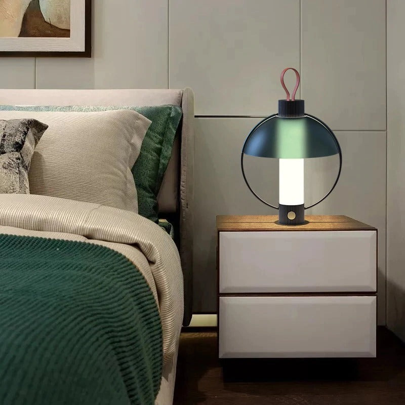 Lámpara de mesa farol Saturna – en una mesita de noche