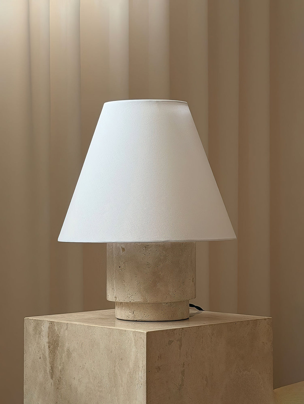 Lámpara de mesa de travertino Saxela – sobre un pedestal de piedra