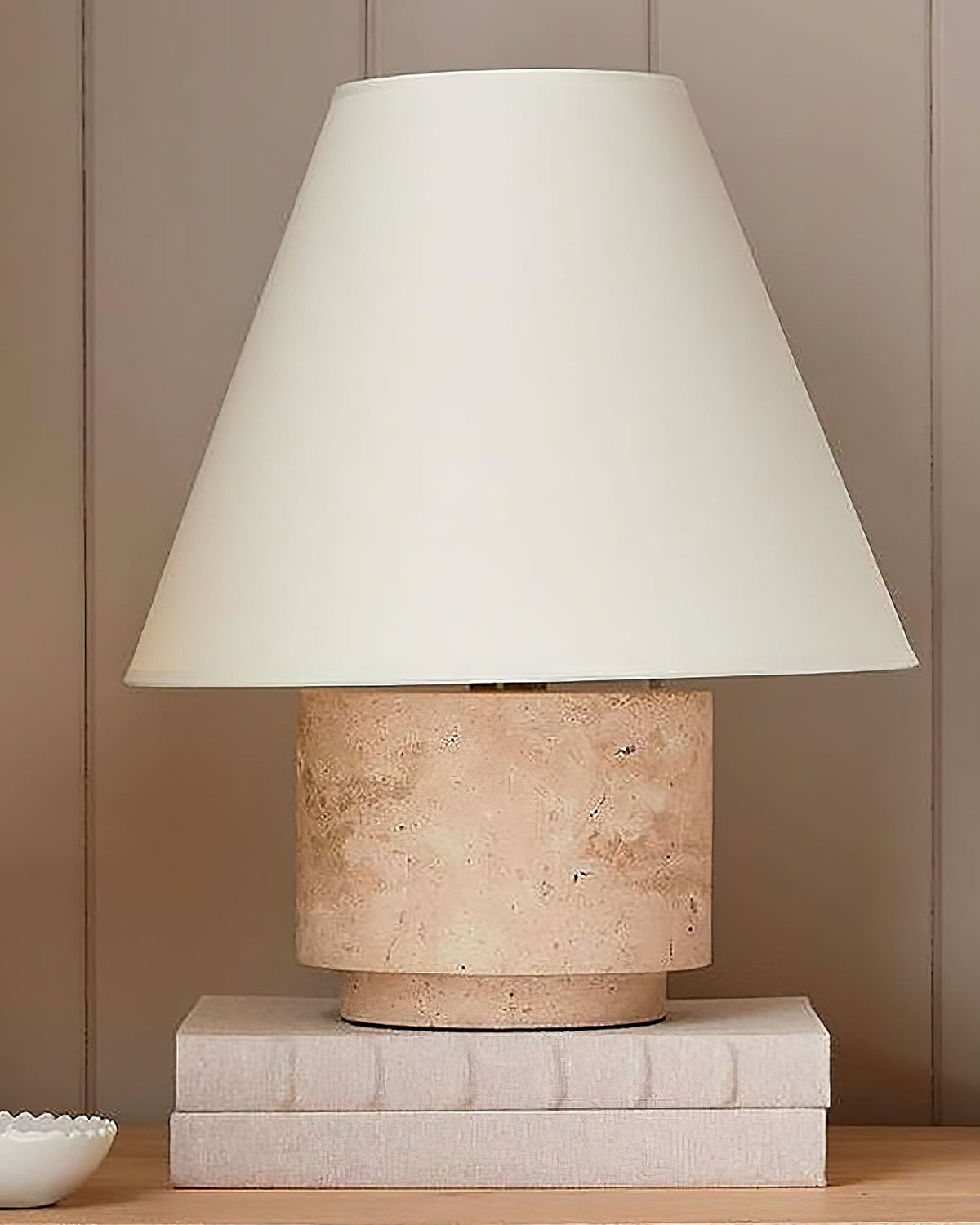 Lámpara de mesa de travertino Saxela – sobre una cómoda junto a libros