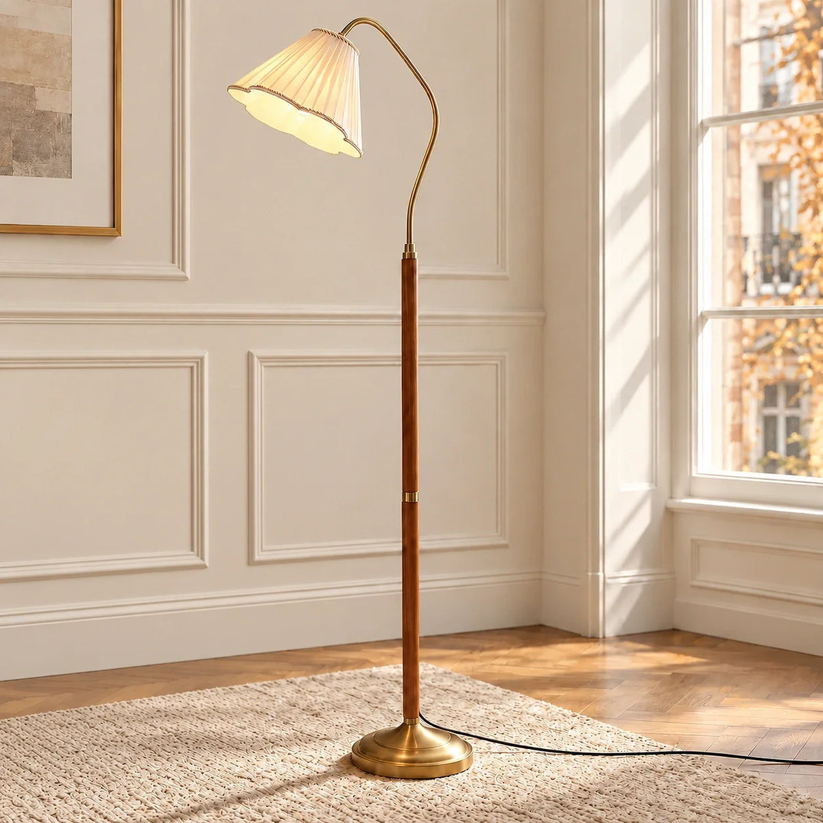 Lámpara de pie vintage con pantalla plisada Sayela en un salón luminoso – imagen 2