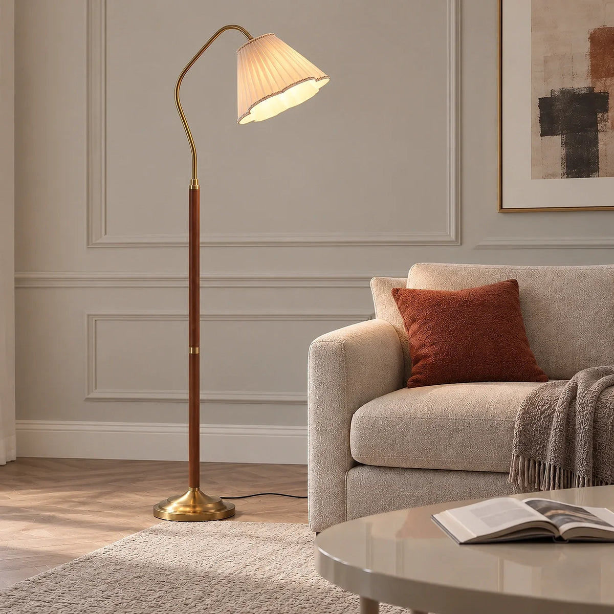 Lámpara de pie vintage con pantalla plisada Sayela en un salón luminoso – imagen 3