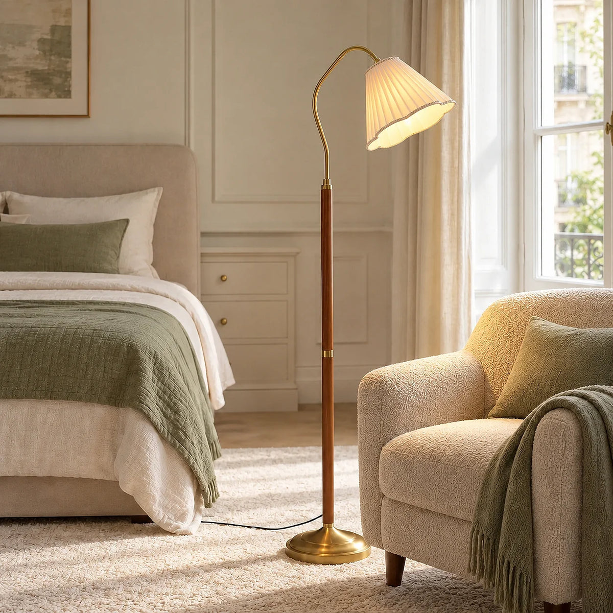 Lámpara de pie vintage con pantalla plisada Sayela en un salón luminoso – imagen 4