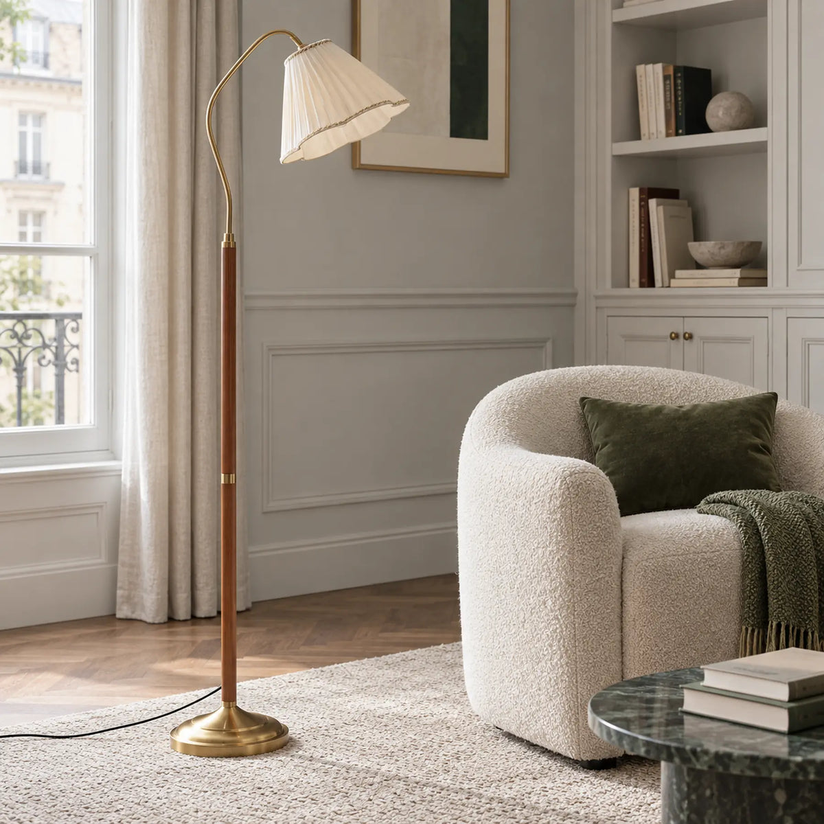 Lámpara de pie vintage con pantalla plisada Sayela en un salón luminoso – imagen 6