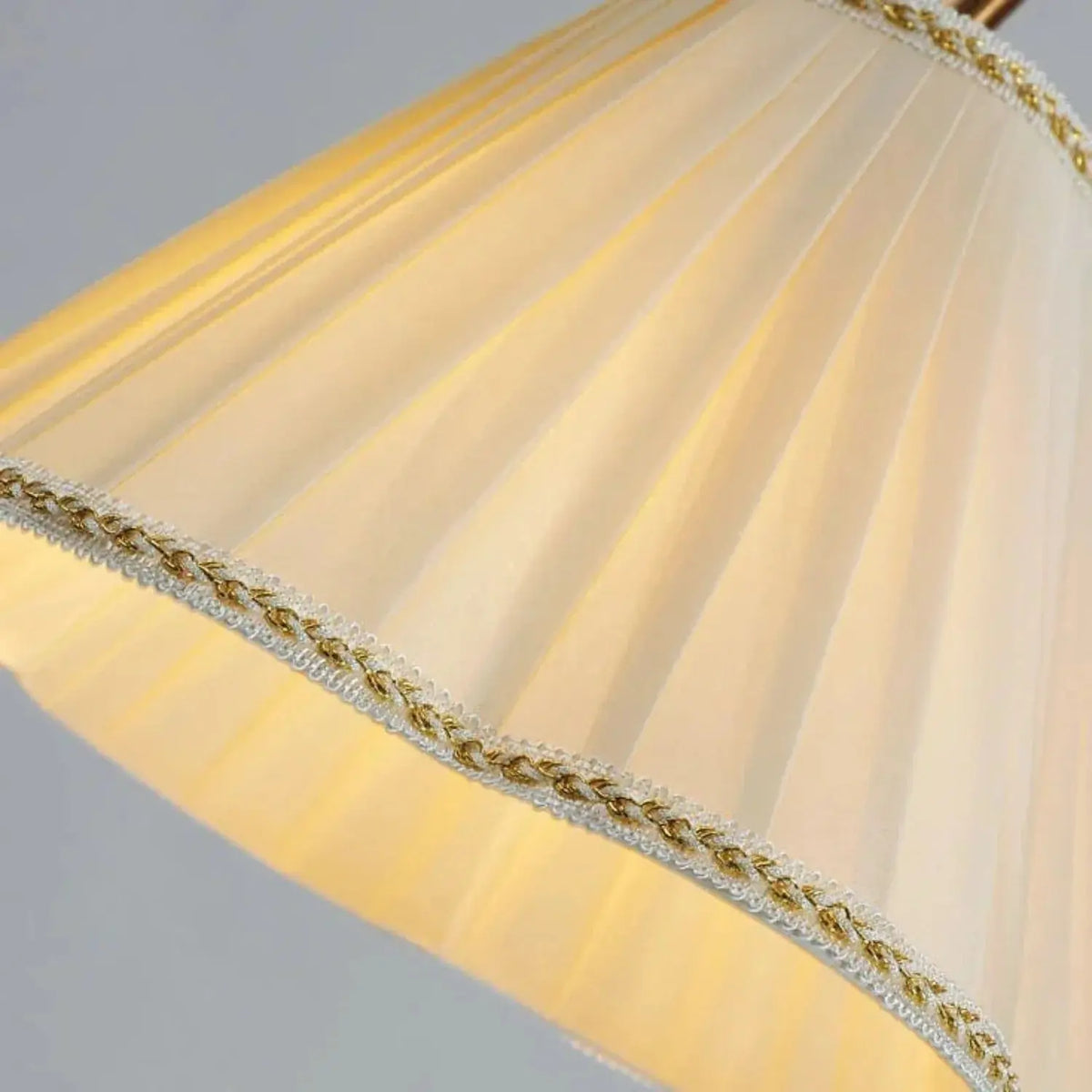 Lámpara de pie vintage con pantalla plisada Sayela – detalle de la pantalla plisada con ribete trenzado