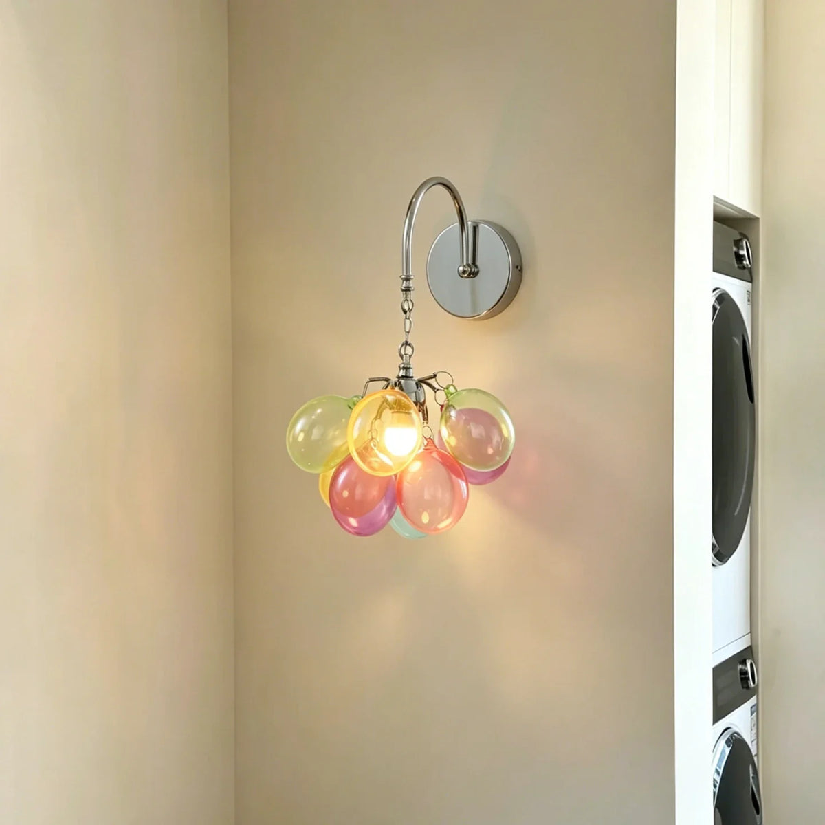 Aplique de pared con burbujas de cristal Vibola – encendido en la esquina de un pasillo