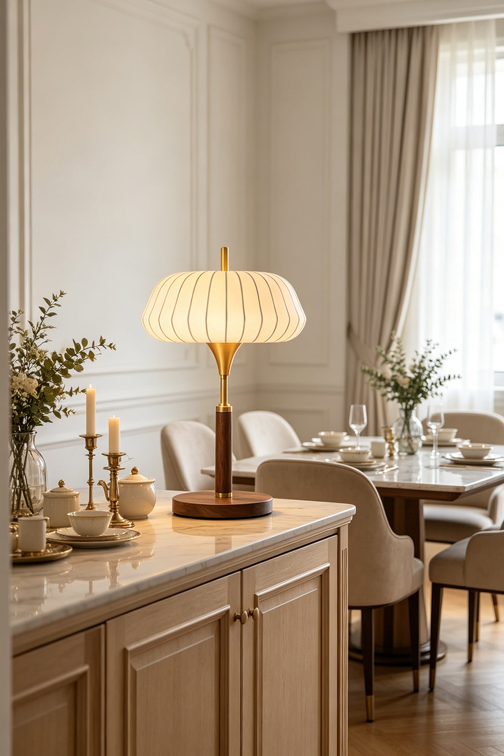 Lámpara de mesa de seda Sedina en un interior clásico y luminoso – imagen 4
