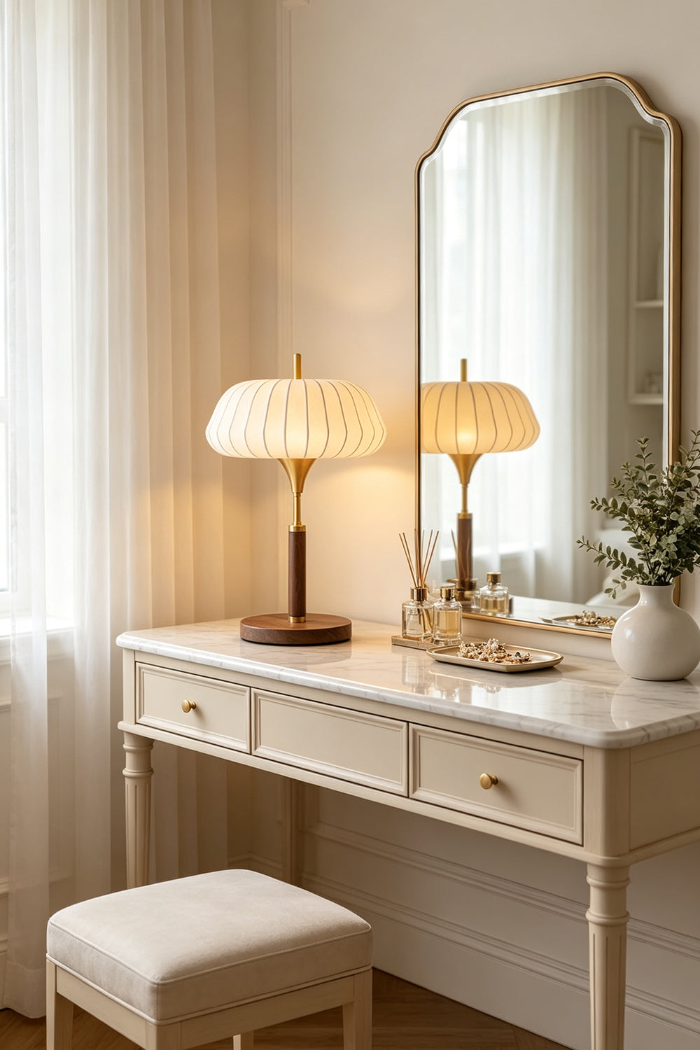 Lámpara de mesa de seda Sedina en un interior clásico y luminoso – imagen 6