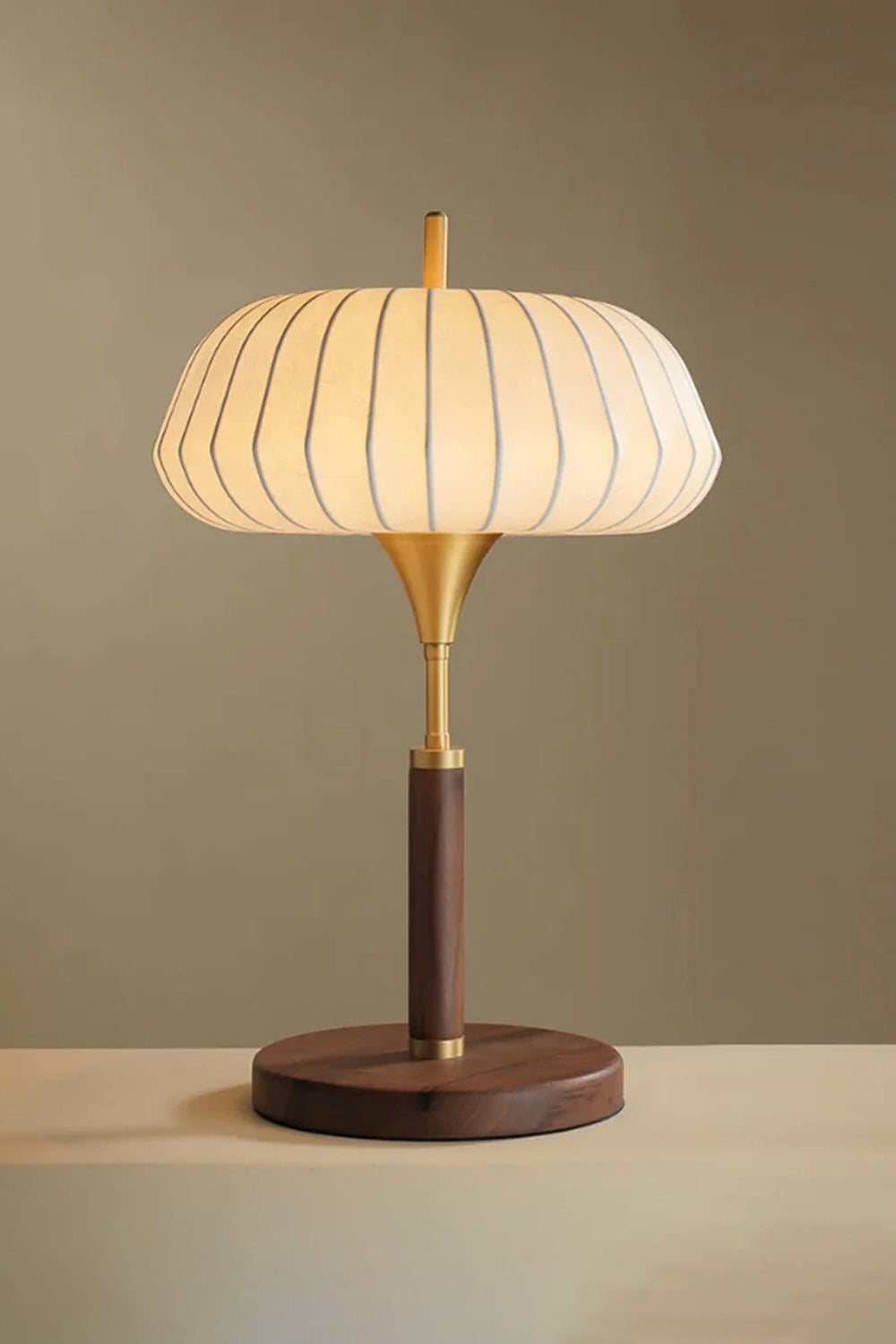 Lámpara de mesa de seda Sedina en un interior clásico y luminoso – imagen 7