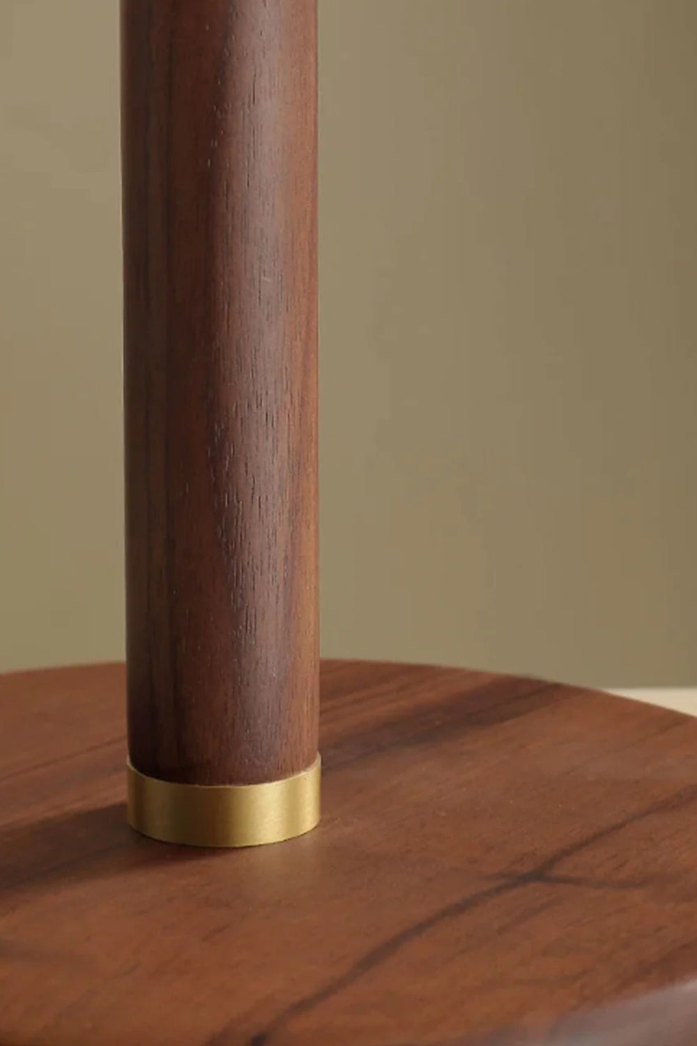 Lámpara de mesa de seda Sedina – detalle de la base de nogal con anillo de latón