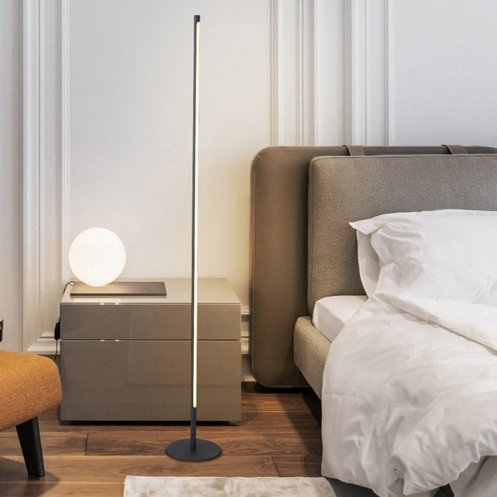 Lámpara de pie LED minimalista Varilla – junto a una cama y una mesita de noche
