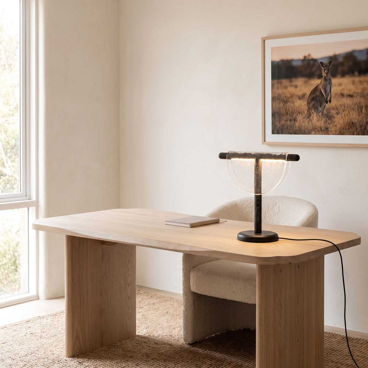 Lámpara de mesa LED de cristal Selenia – con cristal transparente sobre un escritorio de roble