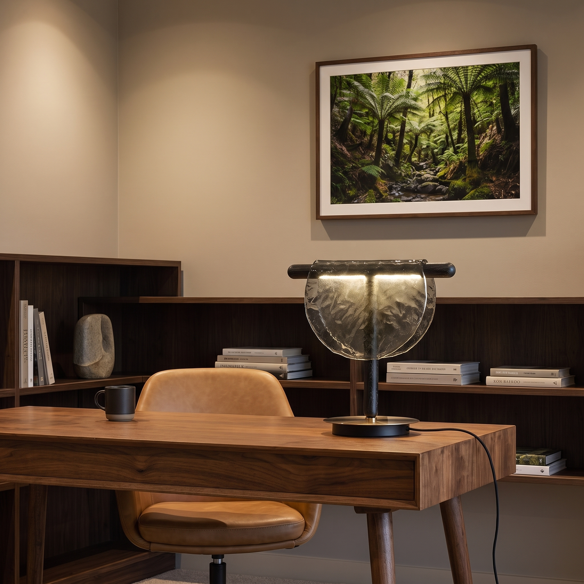 Lámpara de mesa LED de cristal Selenia – con cristal gris sobre un escritorio de nogal