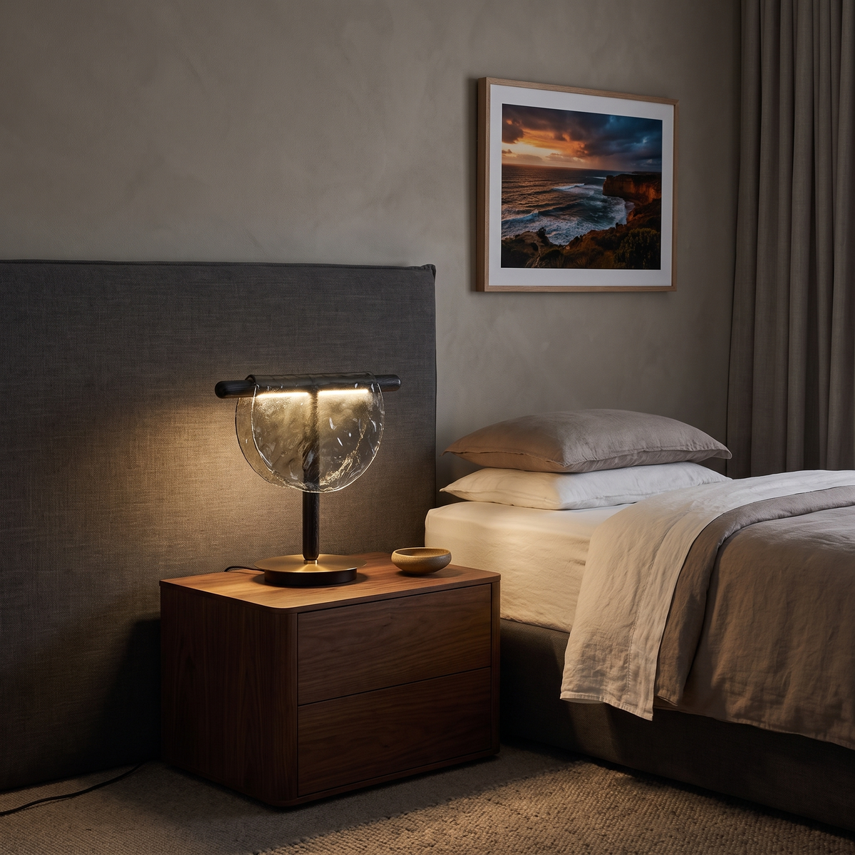 Lámpara de mesa LED de cristal Selenia – con cristal gris en una mesita de noche